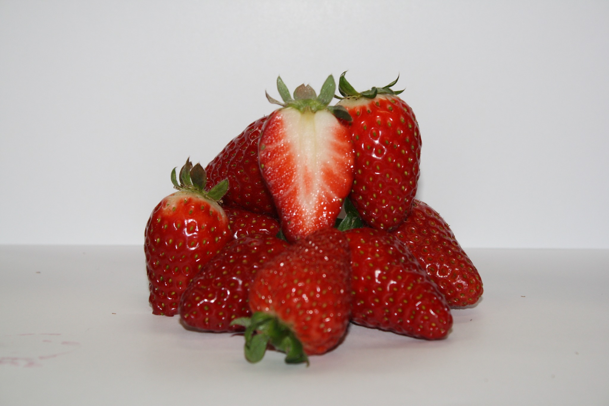 Desire strawberries showing red skin and red flesh